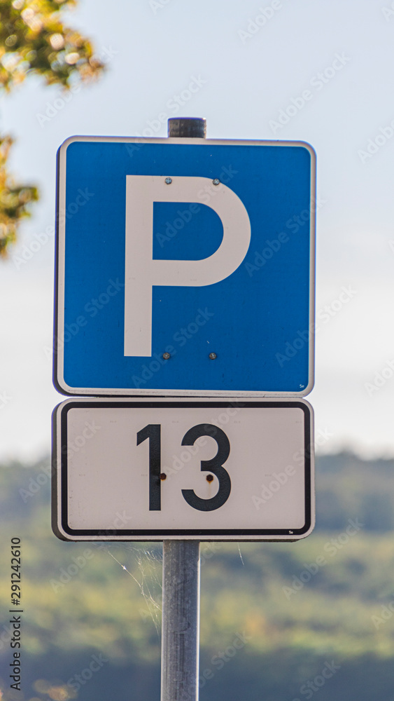 Verkehrszeichen Parkplatz mit Nr. 13 Verkehrszeichen Parkplatz mit Nr. 13