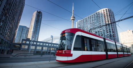 Crédence de cuisine Toronto Tramway rouge dans les rues de Toronto  © surangaw