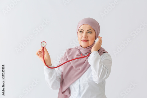 Beautiful mature Muslim doc...