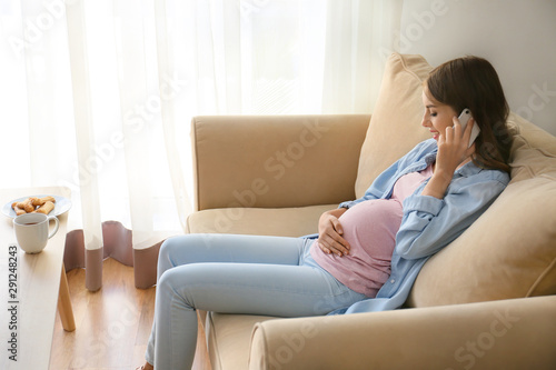 Beautiful pregnant woman ta...