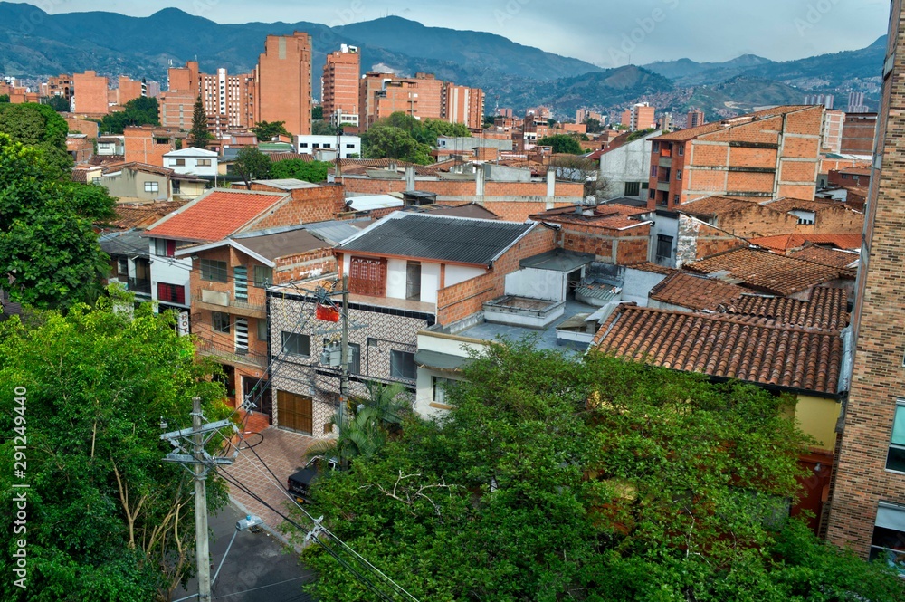 Obraz premium Vista panorámica de la ciudad de Medellín, Antioquia - Colombia. Una vista de casas en Colombia, montaña en el fondo. Vista desde arriba