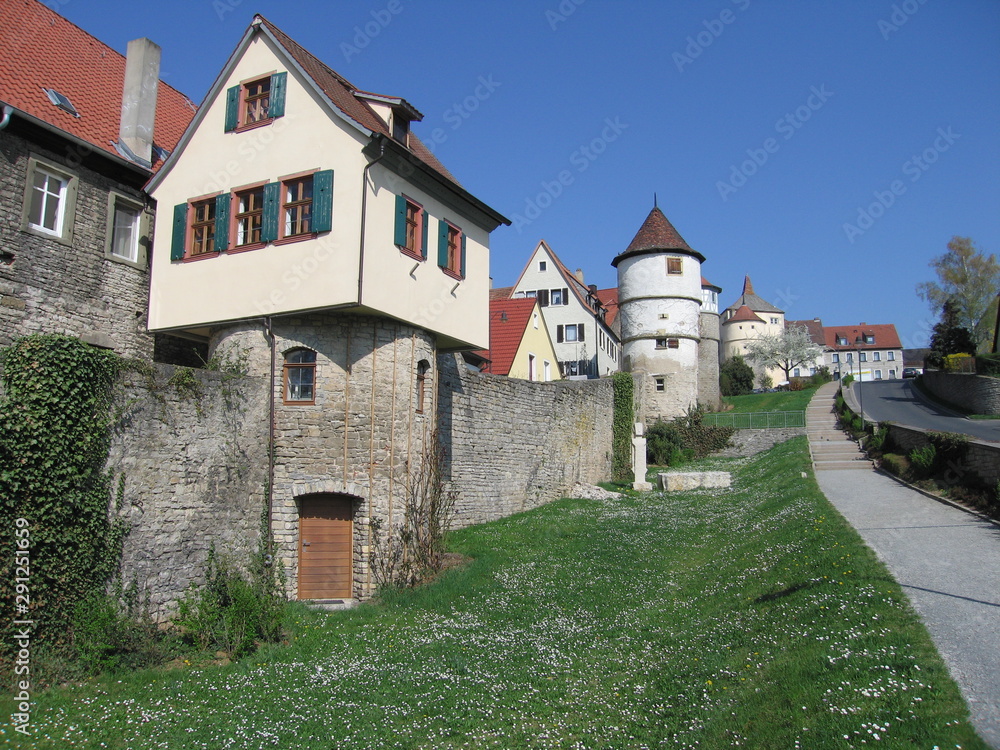 Eckiges Haus auf runden Turm Stadtmauer Dettelbach