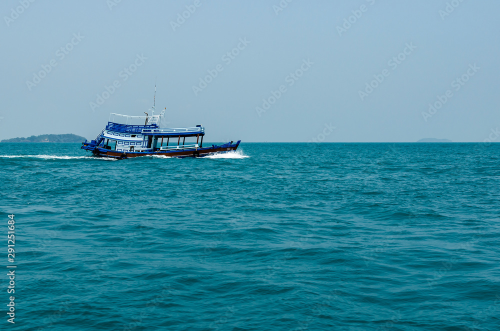 Obraz premium The boat is running in the sea