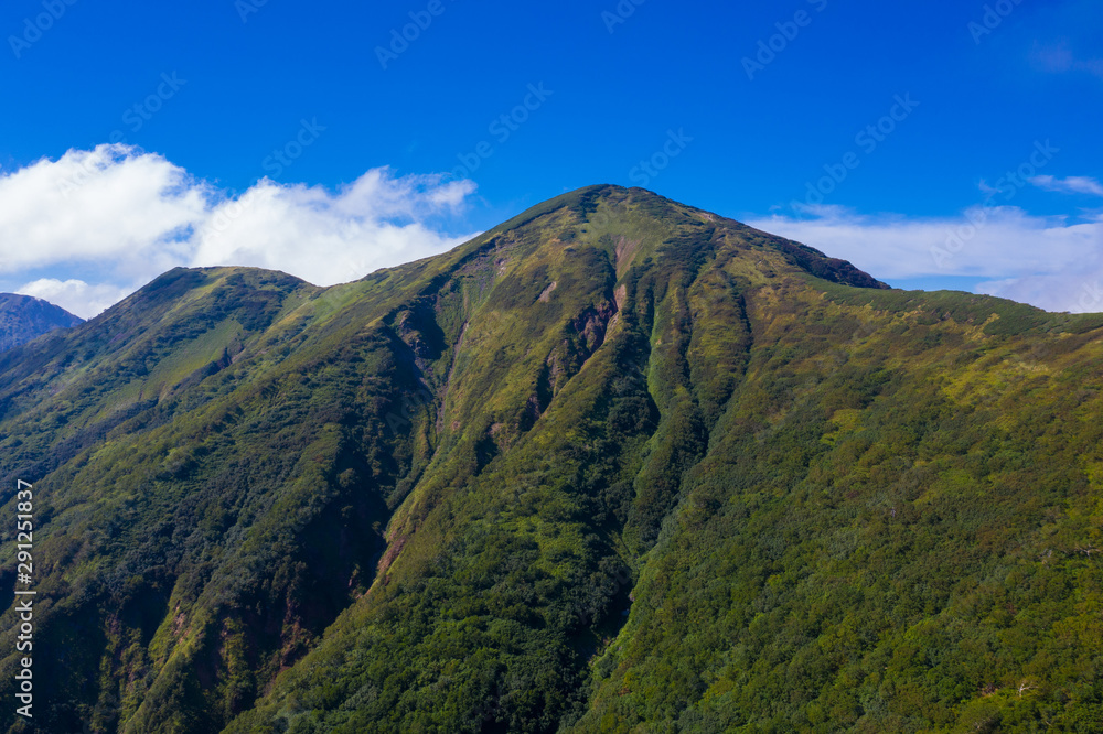 火打山の登山道をドローンから撮影した風景