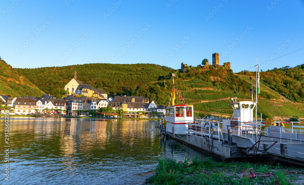Sundowner - Blick nach Beilstein mit Burg Metternich Sundowner - Blick nach Beilstein mit Burg Metternich