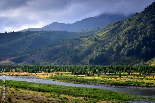 Foto Landscape in New Zealand with mountains and the Clarence river in the evening sunlight