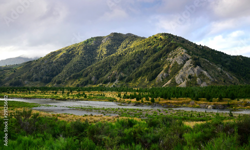 Foto Landscape in New Zealand with mountains and the Clarence river in the evening sunlight