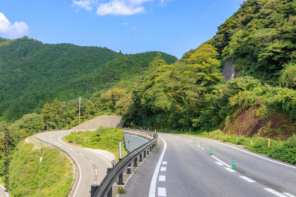 峠道と青空　雲仙千々石線　長崎県雲仙市