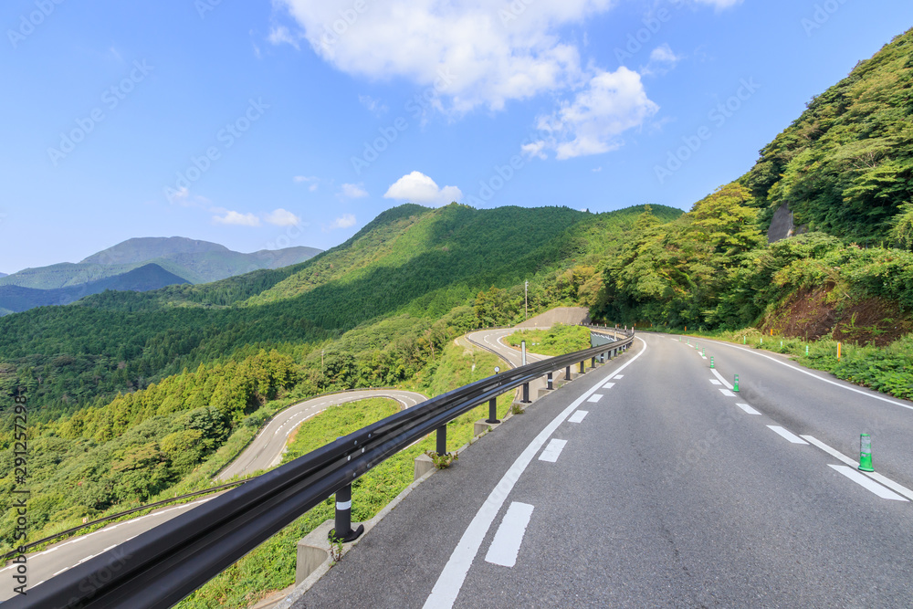 峠道と青空　雲仙千々石線　長崎県雲仙市