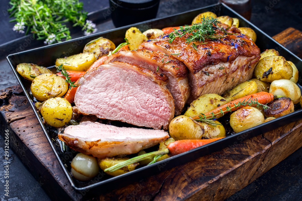 Φωτογραφία Traditioneller gebratener dry aged Kalbsrücken mit Karotten und Bratkartoffel an