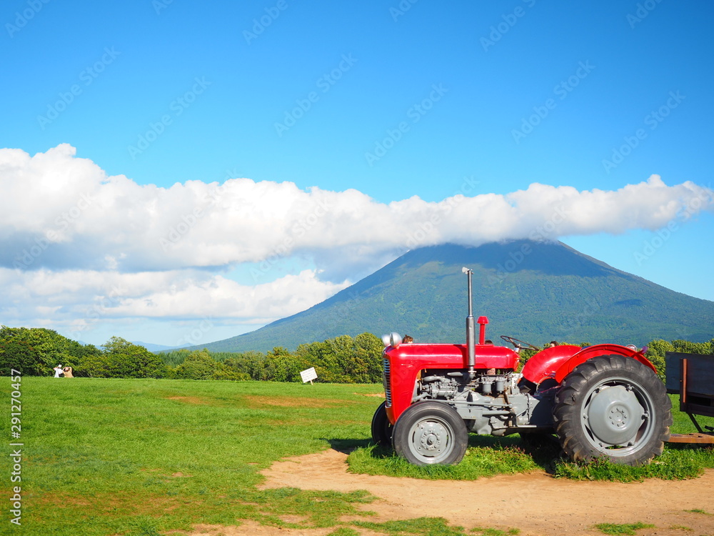北海道ニセコの風景 トラクターと羊蹄山 北海道ニセコの風景 トラクターと羊蹄山
