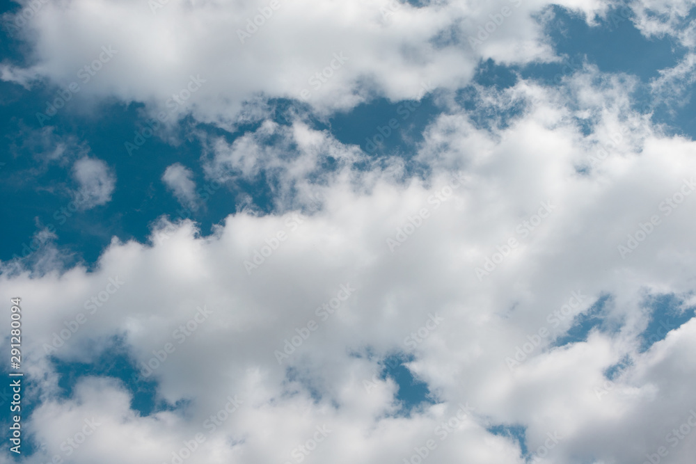 Obraz premium White fluffy clouds on blue sky. Nature background, panorama