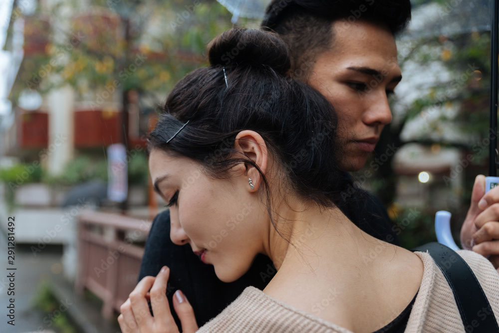 Naklejka premium Happy japanese couple dating outdoors in Tokyo