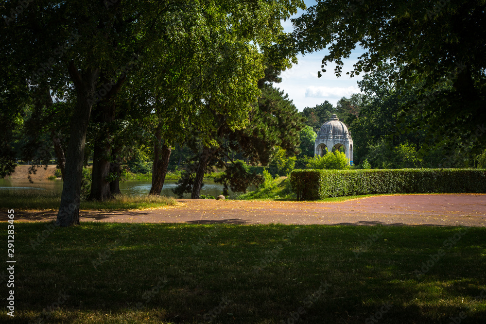 Stadtpark Rotehorn in Magdeburg im Sommer