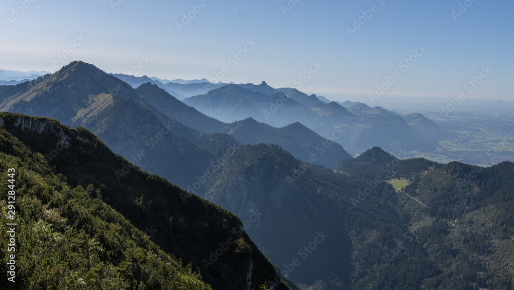 Berglick vom Hochfelln im Chiemgau  bei Sonne udn blauen Himmel im Herbst