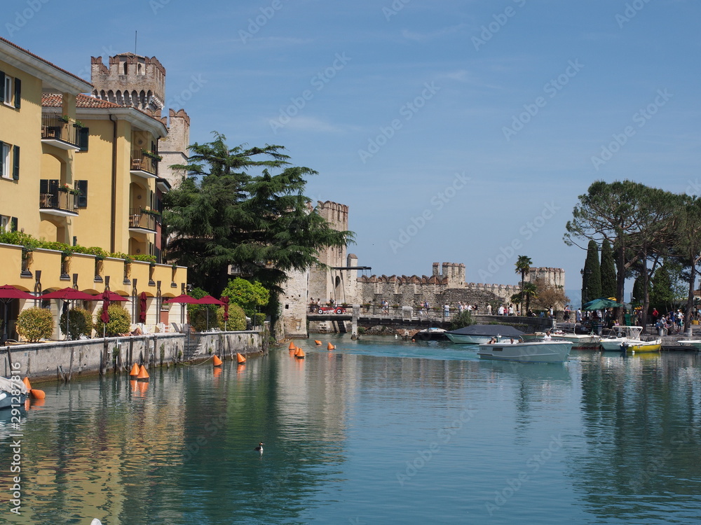 Sirmione – Altstadt mit der Rocca Scaligera – einer der schönsten Wasserburgen Europas