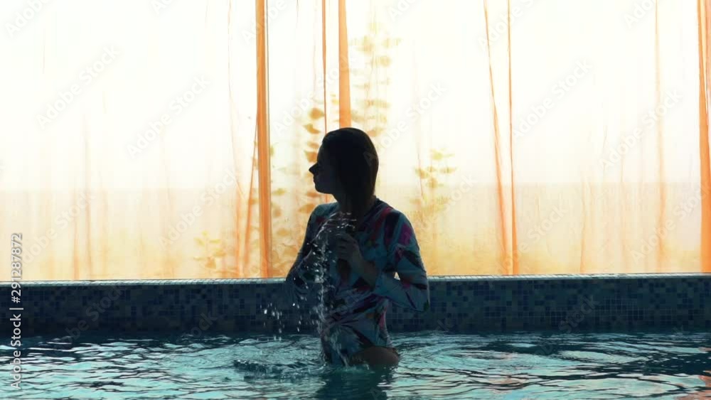 Video Stock Girl with a beautiful body in a colored swimsuit underwater ...