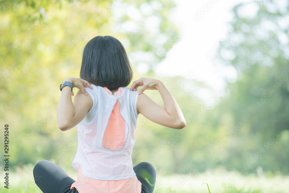 Naklejka premium 公園でヨガをする女性