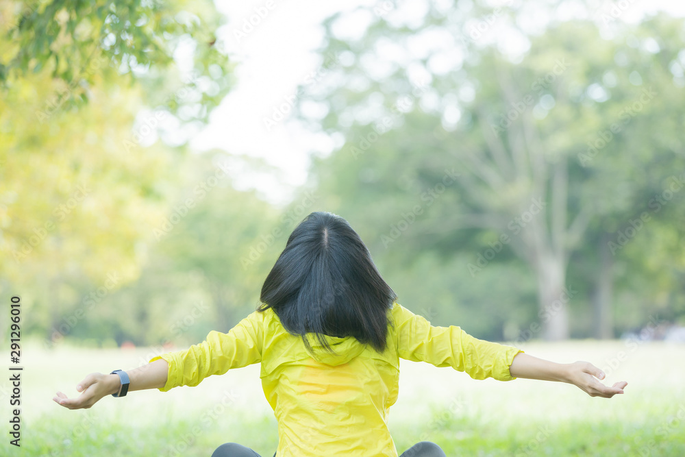 運動中に深呼吸をする女性 運動中に深呼吸をする女性