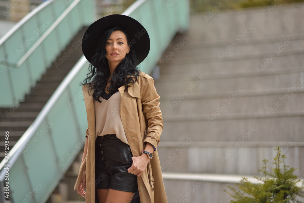 Obraz premium Beautiful brunette fashionable woman posing in Bucharest.