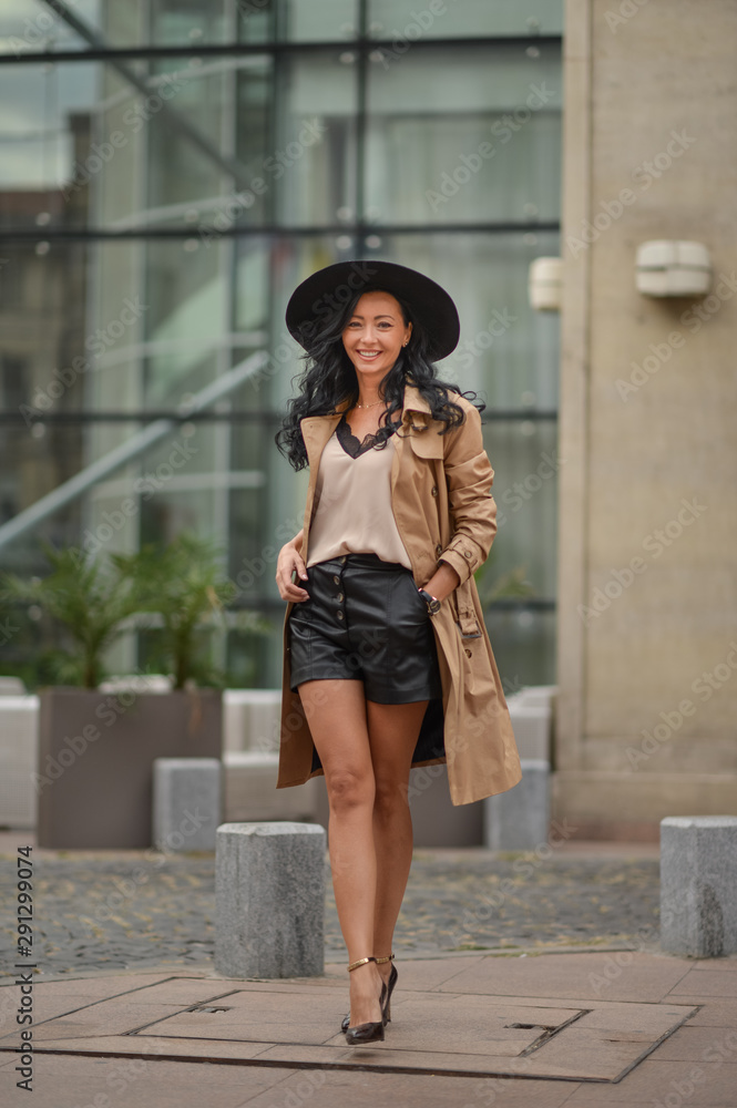 Obraz premium Beautiful brunette fashionable woman posing in Bucharest.