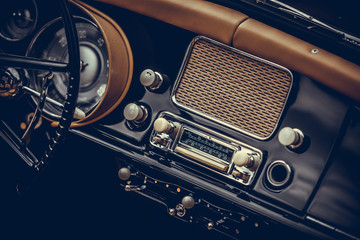 Leinwandbilder Oldtimer Klassisches Autoradio im Vintage-Stil  © bizoo_n