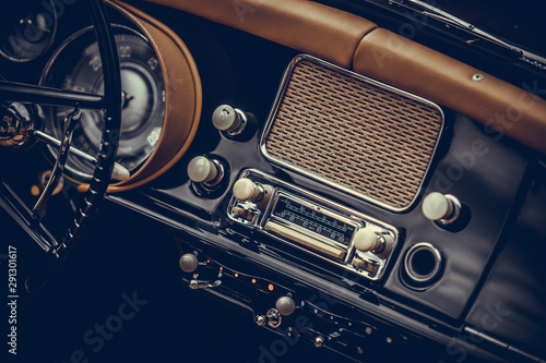 Fototapeta Klasyczne radio w zabytkowym samochodzie XL