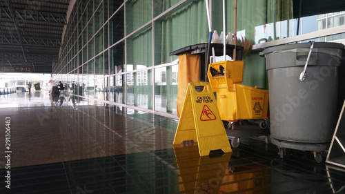 Εκτύπωση καμβά The warning signs cleaning and caution wet floor in the building and janitorial car