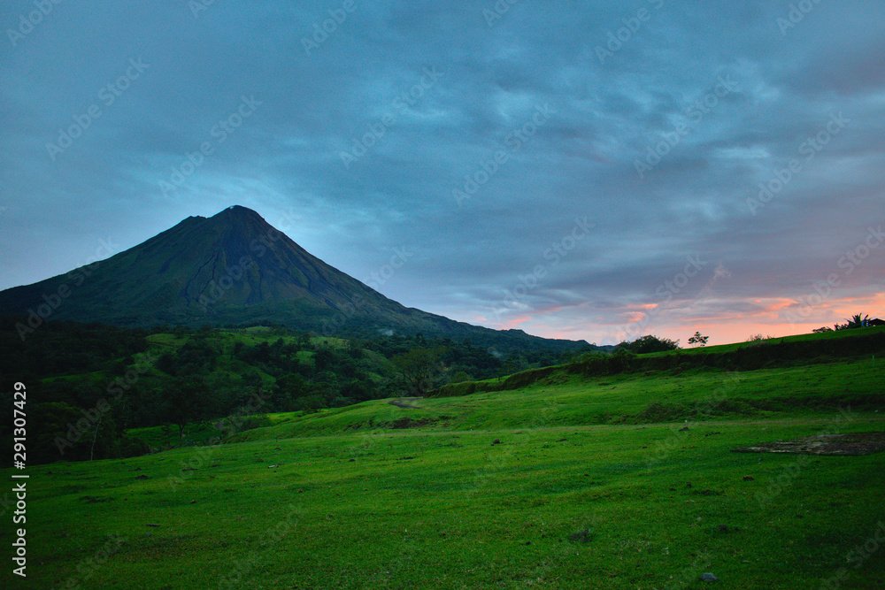 Fototapeta premium Volcan Arenal al atardecer