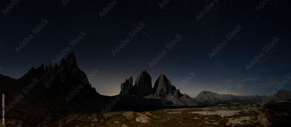 Tre Cime di Lavaredo  panorama di notte sotto il cielo stellato - Dolomiti di Sesto