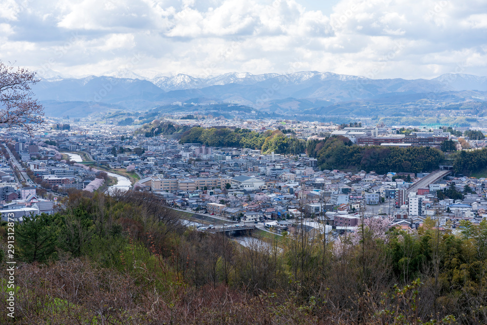 桜が咲く春の卯辰山・見晴らし台からの眺め