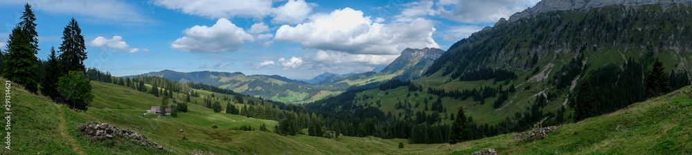 Bergwanderweg von Innereriz über die Sichle nach Merligen (Schweiz, Bern, Berner Oberland)