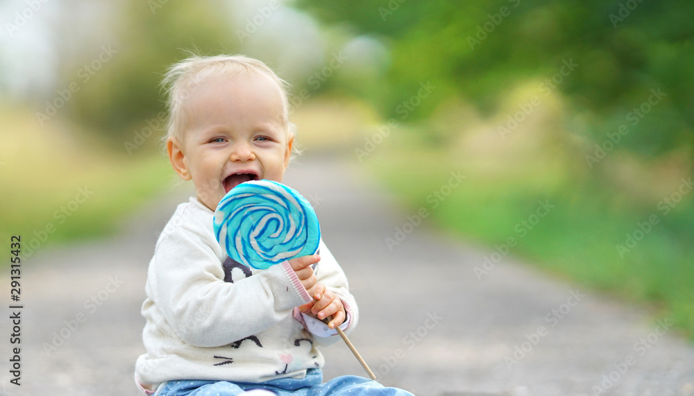 Baby mit süßen Lutscher