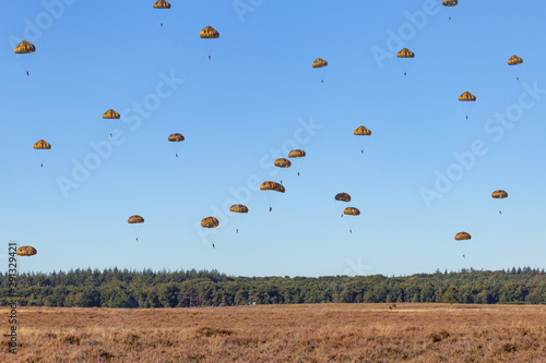 Tablou pe pânză Paratroopers landing on the Ginkel heath 75 years remembrance of Operation Marke