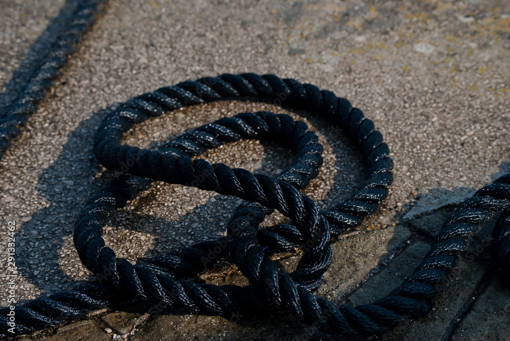 Cuerda negra de amarre de barco enredada sin nudo foto de Stock