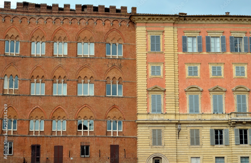 Rote Fassaden auf der Piazza del Campo in Siena