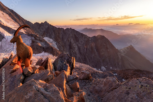 Coucher de soleil depuis le refuge de tête Rousse lors de l'ascension du Mont Blanc par la voie normale