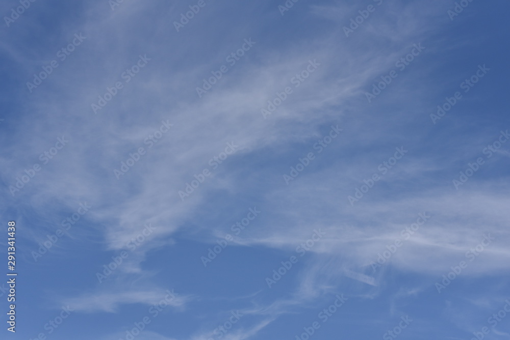 cirrostratos Schleierwolken blauer Himmel 