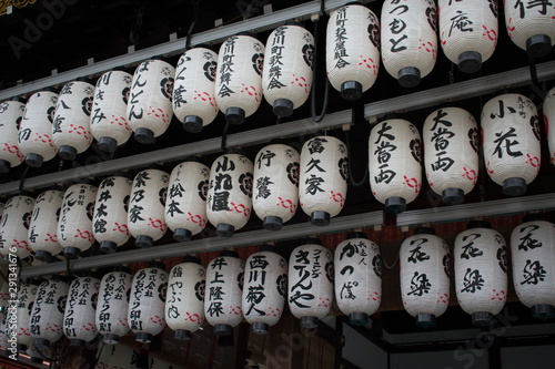 linternas de papel blanco en templo japonés