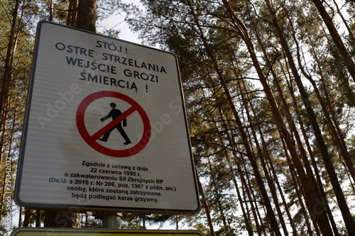 znak ostrzegawczy przed wejściem na teren leśnego poligonu wojskowego