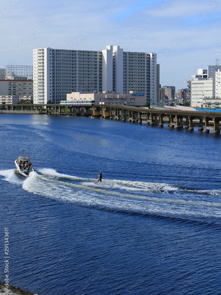 Obraz premium 京浜運河とモノレールとモーターボート