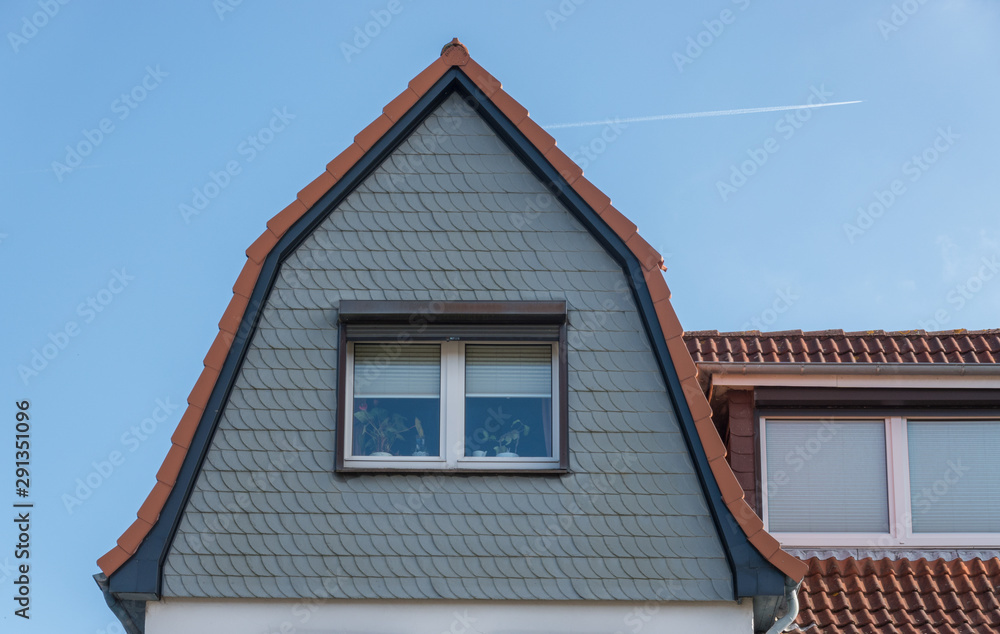 Dachgaube mit Fenster eines Hauses