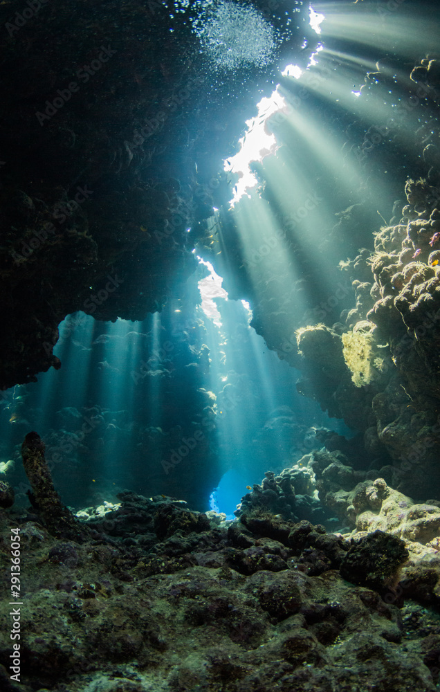 Magisches Licht in Höhle beim Tauchen in Ägypten