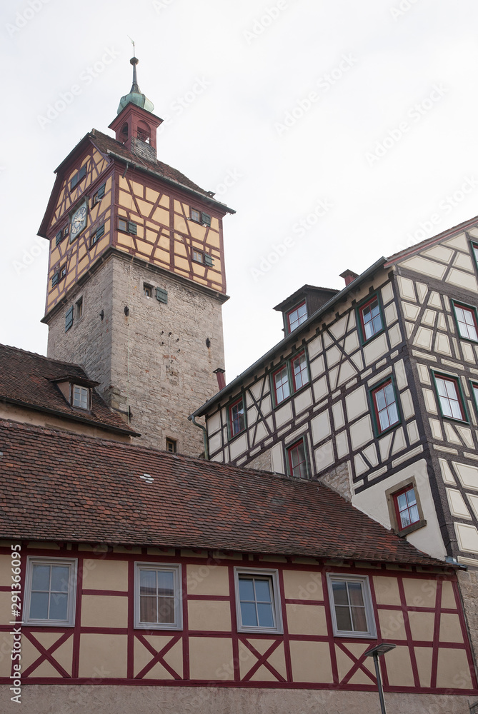 Stadtansicht mit gelbem Turm von Schwäbisch Hall in Deutschland