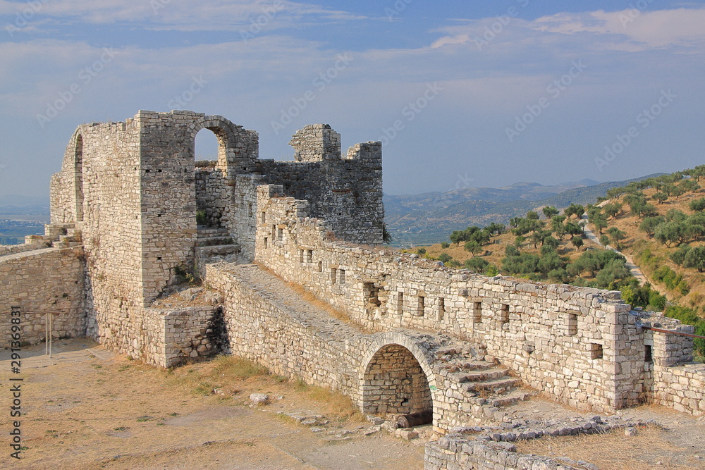 Albania, Berat - mury XIII-wiecznej cytadeli znajdującej się w obrębie starego miasta na wzgórzu.