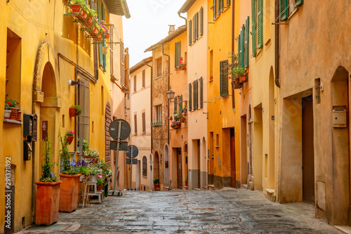 Fototapeta Naklejka Na Ścianę i Meble -  Beautiful alley in Tuscany, Old town, Italy