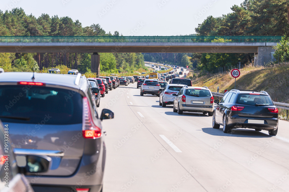 Bei einem Stau auf einer deutschen Auobahn wurde eine Rettungsgasse gebildet