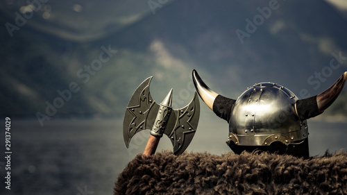 Foto Viking helmet on fjord shore, Norway