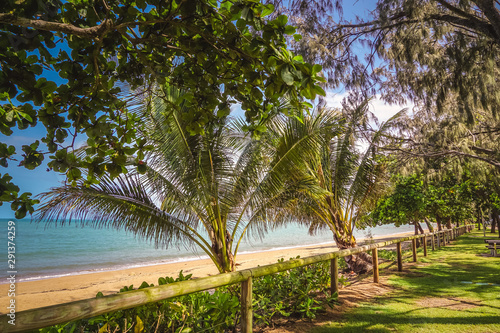 Valokuva Palm Cove beach and esplanade, Cairns, North Queensland, East Coast Australia