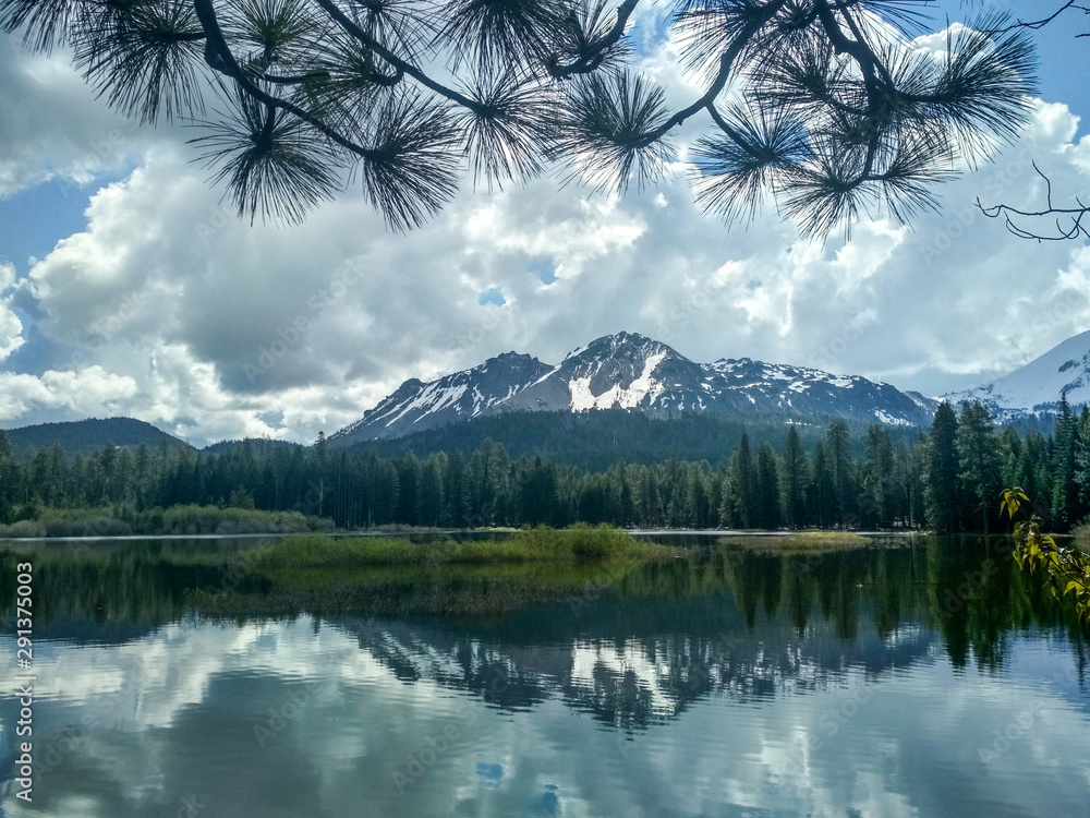 Fototapeta premium Manzanita Lake in the Lassen Volcanic National Park